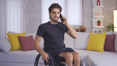 Körperlich-Behinderter-Mann,-Der-Am-Telefon-Spricht.